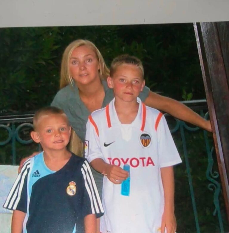 Gillian Moore Obituary, Death - Beloved Mother Dies at 49 After Battle With Cancer